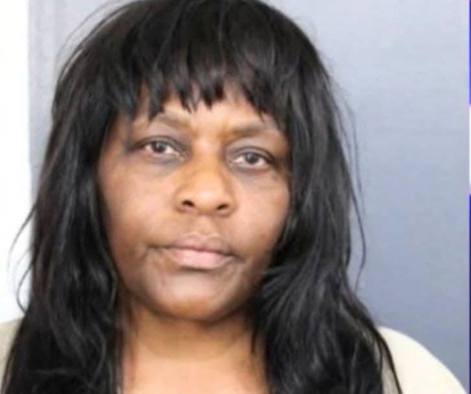 Arrestada en Broward por rastrear a su esposo con GPS: enfrenta cargos graves