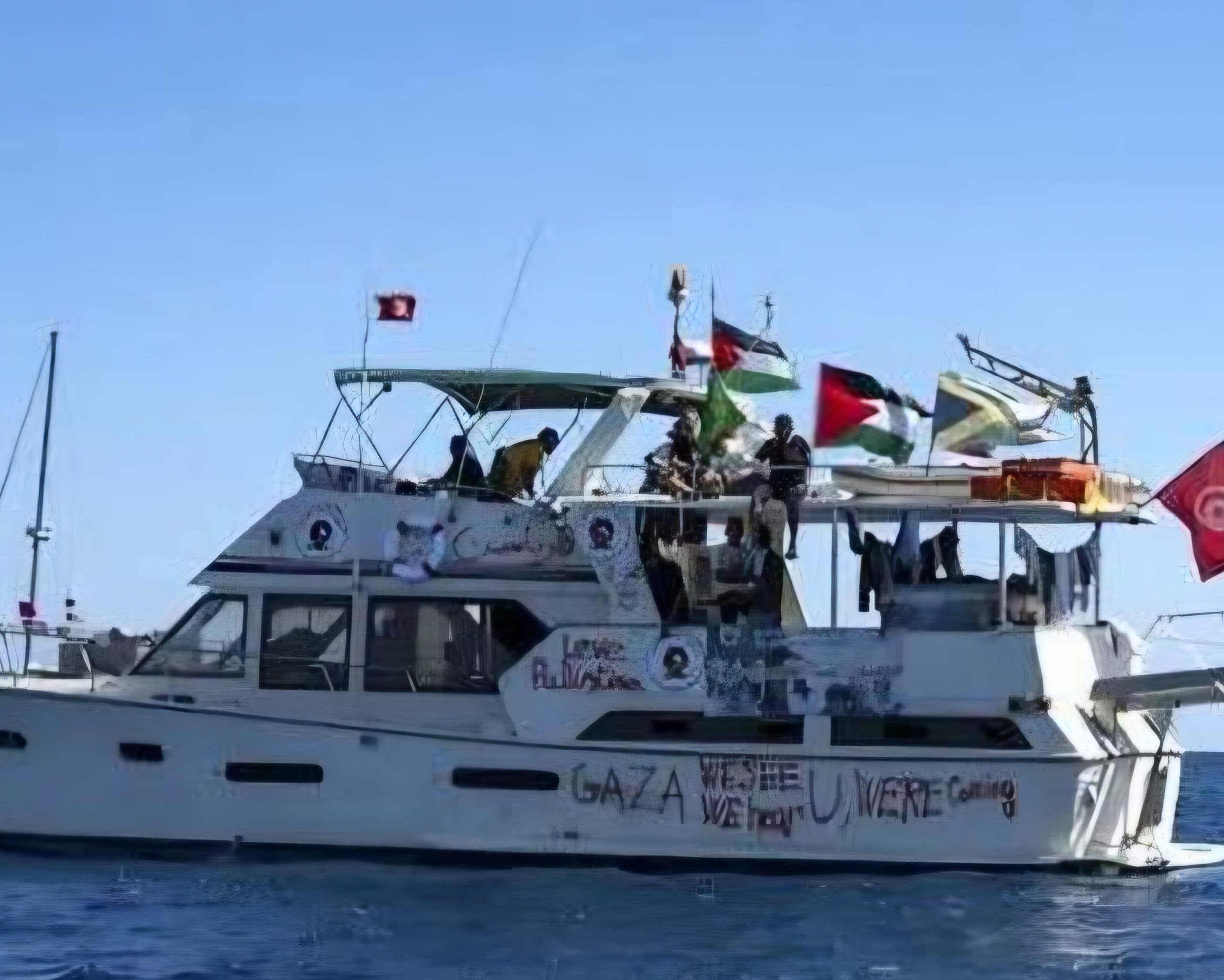 Denuncian secuestro de integrantes de flotilla humanitaria en Libia y cuestionan cobertura mediática