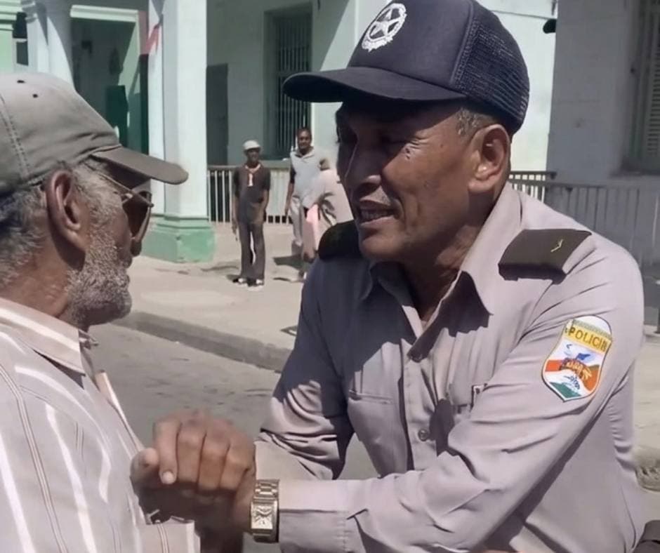 Policías reprimen a anciano ciego en Cuba con violencia