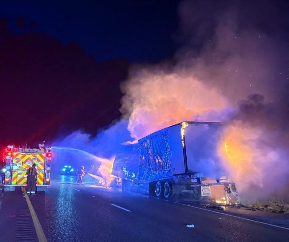 Rescatan a 39 migrantes de un tráiler en llamas en Texas tras persecución policial