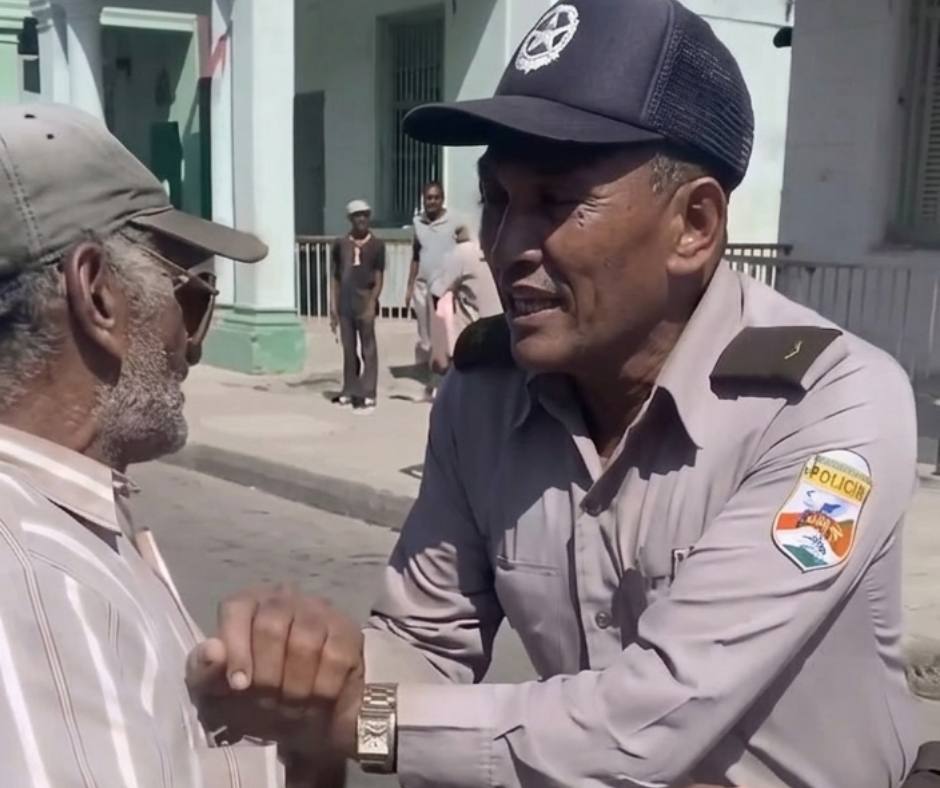 Policías reprimen a anciano ciego en Cuba con violencia
