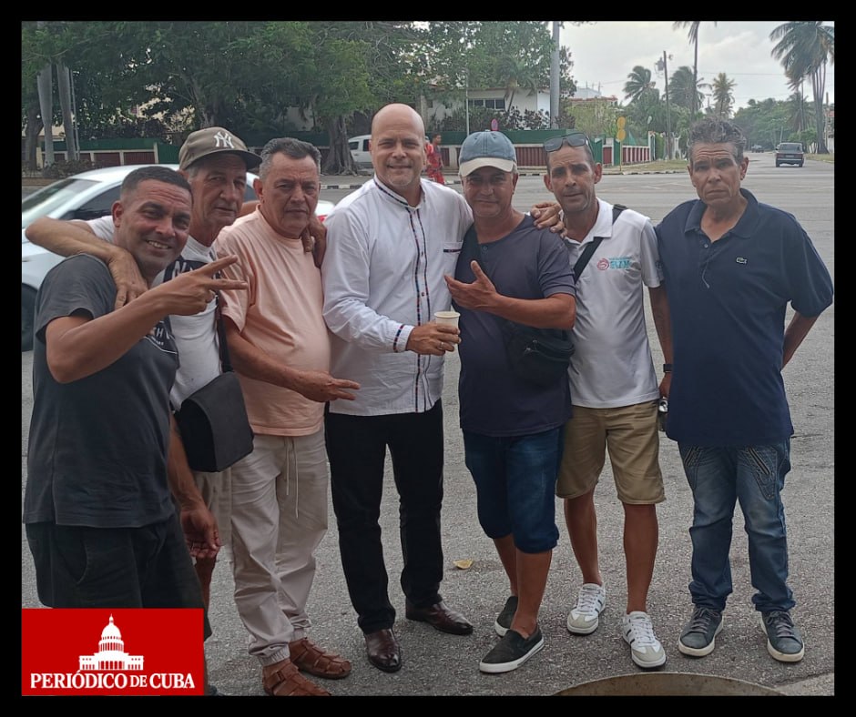 Gerardo Hernández posa con caldosa en la calle mientras Cuba se apaga: las críticas no se hacen esperar