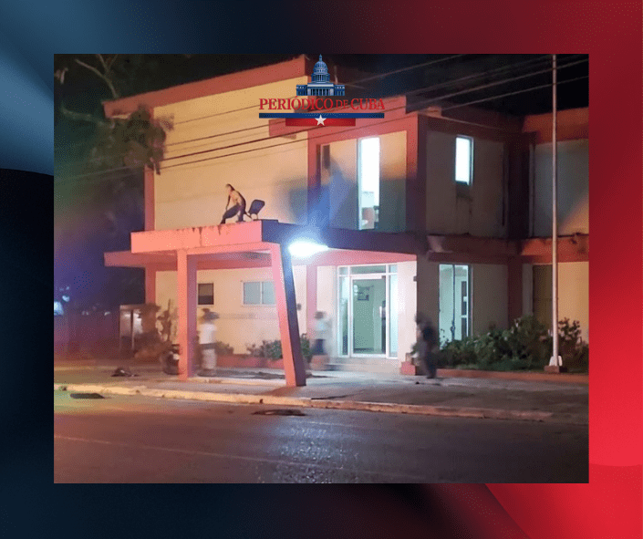 URGENTE: Cubanos entraron a la sede del PCC en Morón y sacaron el mobiliario e hicieron una hoguera en el medio de la calle