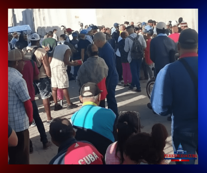 Pobladores de San Luis protestan frente a un banco por falta de efectivo en medio de la crisis financiera en Cuba