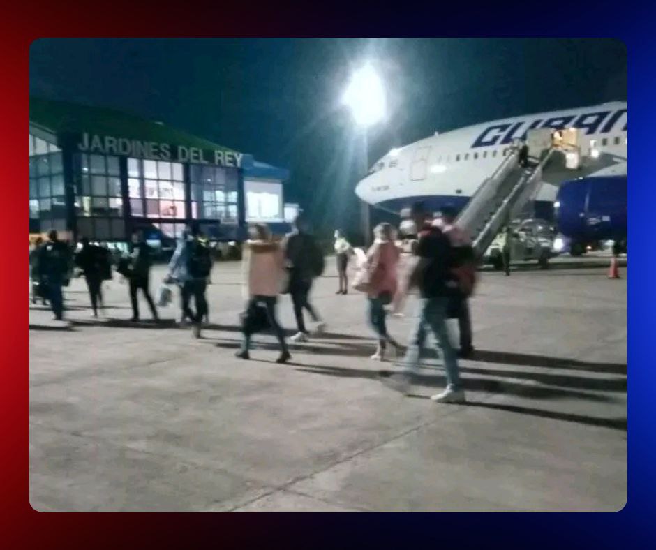 Médicos cubanos repatriados de Venezuela denuncian abandono en terminales y aeropuertos