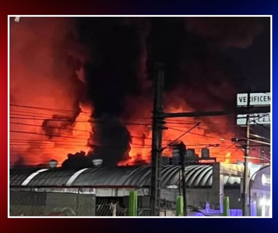 Fuerte incendio en fábrica de plásticos provoca evacuaciones y caos vial en Xochimilco