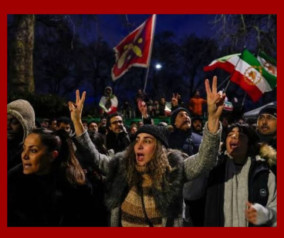 Manifestantes en Irán retiran banderas del régimen en un gesto que simboliza su posible caída
