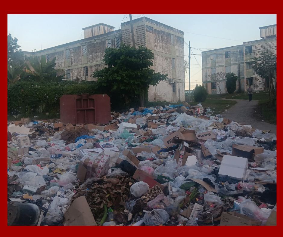 Vecinos denuncian basurero desbordado frente a edificios históricos de 1961 en Palmira, Cienfuegos