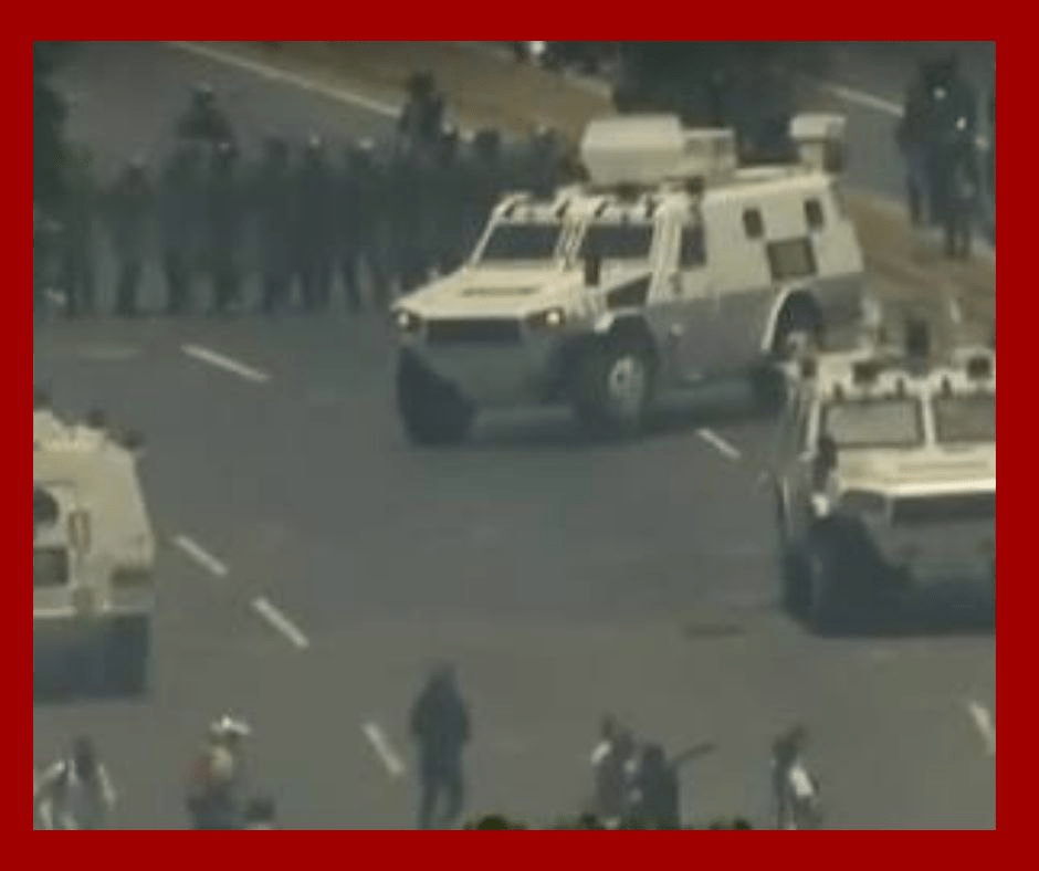 Videos muestran tanquetas atropellando manifestantes en La Carlota durante jornada de protestas en Caracas