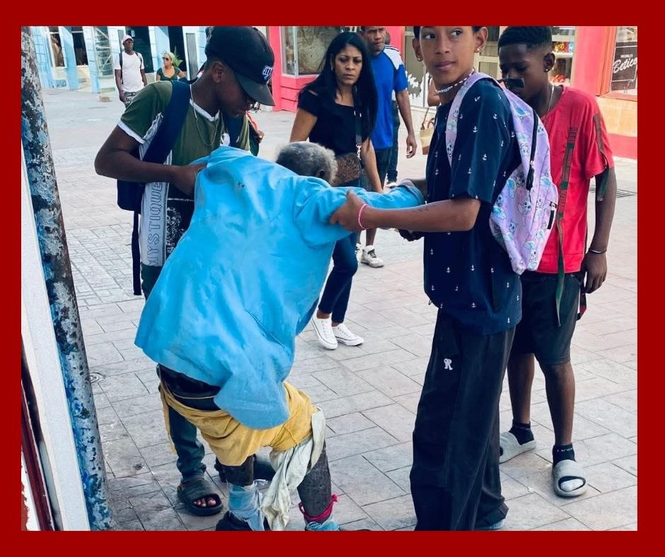 Hombre enfermo permanece tirado en una acera de Santiago de Cuba sin recibir atención médica