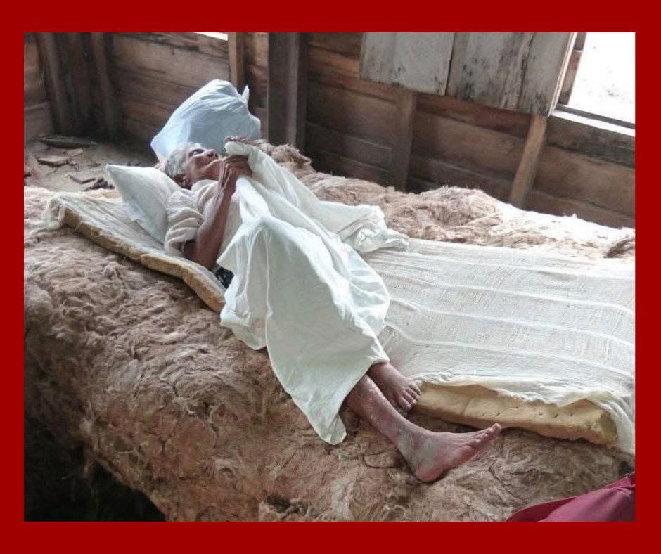 Denuncian que anciana duerme en condiciones precarias en Río Cauto tras huracán Melissa